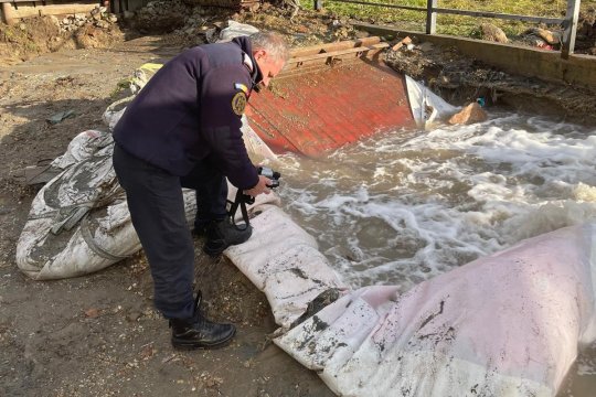 Alertă în Sântimreu după o erupție de gaz metan și sulf. ISU a relocat familia și a instituit un perimetru de siguranță