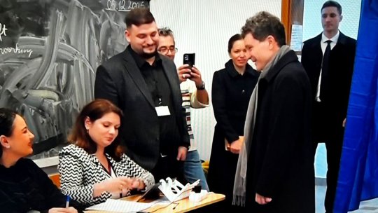 Mesajul surpriză care l-a întâmpinat pe președintele Nicușor Dan în secția de vot. Ce a fost scris pe tablă în sala unde și-a ales succesorul pentru Primăria Capitalei