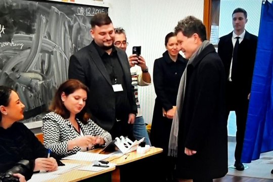 Mesajul surpriză care l-a întâmpinat pe președintele Nicușor Dan în secția de vot. Ce a fost scris pe tablă în sala unde și-a ales succesorul pentru Primăria Capitalei