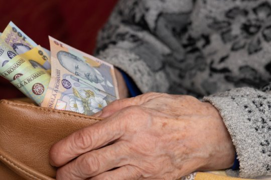 Pensionarii din șase orașe primesc sprijin suplimentar în decembrie. Ce sume vor fi acordate și cine sunt beneficiarii