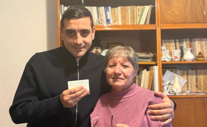George Simion, alături de mama sa, după ce a votat la alegerile locale din 2025