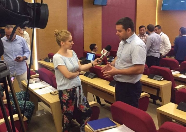 Ciprian Ciucu, în timpul unor declarații de presă în sala de Consiliu General al Capitalei