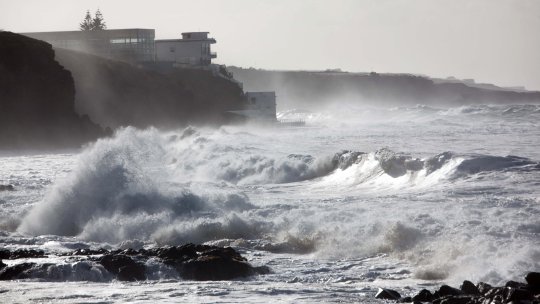 Tragedie în Tenerife. Doi români au murit după ce un val uriaș a lovit o piscină naturală