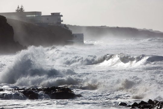 Tragedie în Tenerife. Un român a murit și un altul este rănit după ce un val uriaș a lovit o piscină naturală