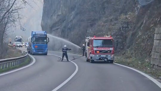VIDEO | Pericol de explozie pe DN7, din cauza unor scurgeri de gaze de la o cisternă. Traficul este blocat pe Valea Oltului
