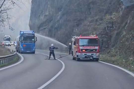 VIDEO | Pericol de explozie pe DN7, din cauza unor scurgeri de gaze de la o cisternă. Traficul este blocat pe Valea Oltului