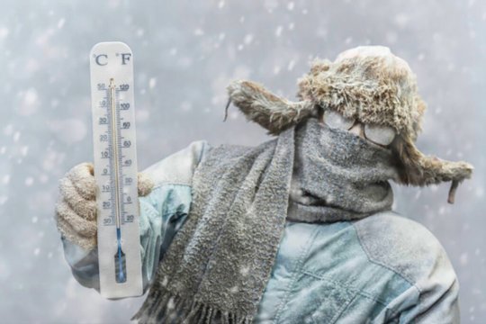 Iarna revine în România. După o perioadă cu temperaturi de primăvară, zăpada își face simțită prezența