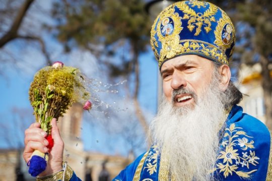 ÎPS Teodosie, arhiepiscopul Tomisului a fost sancționat de Biserica Ortodoxă pentru că l-a numit pe Călin Georgescu ”trimisul lui Dumnezeu”. Ce riscă acesta