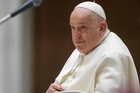 Papa Francisc va mai sta în spital încă 10 zile. Medicii se tem pentru ce este mai rău