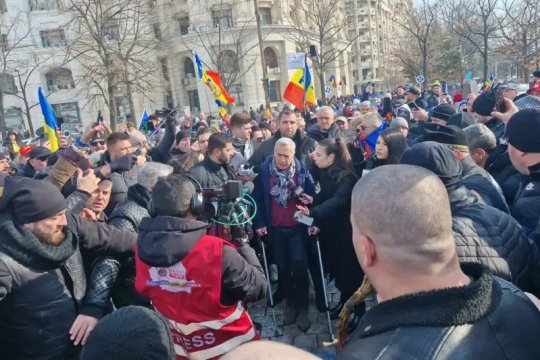 Protest în Capitală. Călin Georgescu a venit în cârje pentru susținătorii săi din Piața Constituției