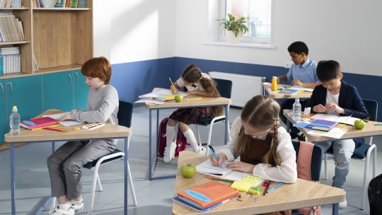 Elevii din București revin de luni la școală, iar alții încep vacanța. În ce județe nu se fac ore timp de o săptămână