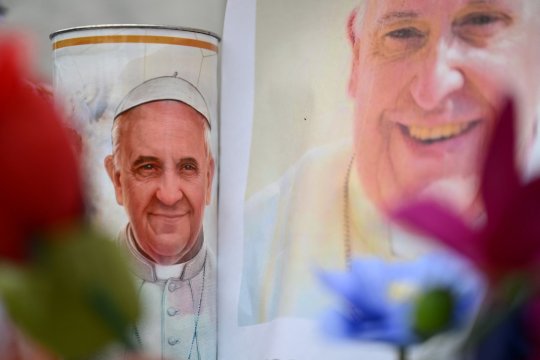 Papa Francisc este în stare gravă, după ce i-au cedat rinichii. Lumea întreagă se roagă pentru sănătatea lui