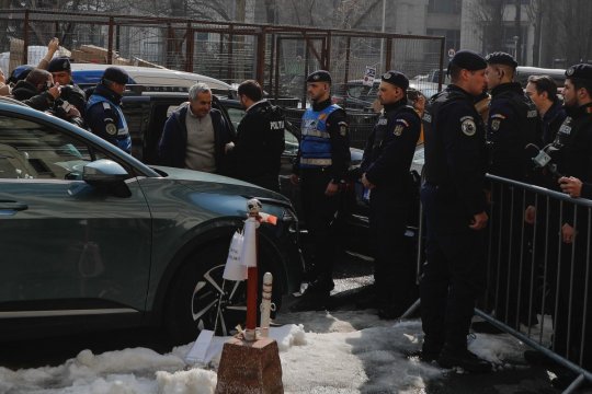 Ce i-a spus avocatul lui Călin Georgescu în momentul în care a fost luat pe sus de poliție: ”Nu se întâmplă nimic”