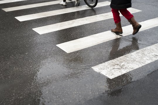 Prevederile Codului Rutier 2025. Ce trebuie să faci dacă ești șofer, iar pietonul este pe sensul opus și drumul este separat de scuar