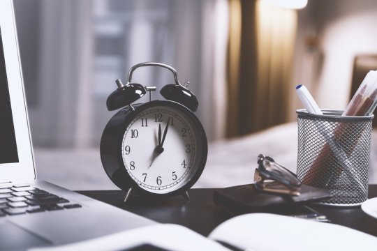 Când se schimbă ora în 2025. Trecerea la ora de vară înseamnă că vom dormi mai puțin