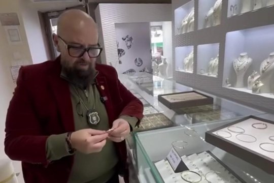 Piedone a luat la controlat magazinele de bijuterii. Comercianți prinși că vând fier și oțel drept aur