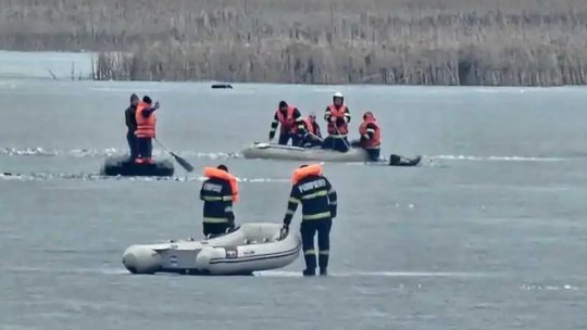 Trei pescari au fost la un pas de a-și pierde viața în Botoșani. Echipele de intervenție au fost chemate de urgență, după ce gheața de sub ei a cedat