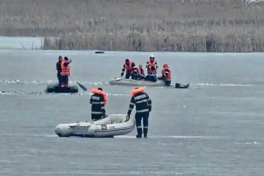 Trei pescari au fost la un pas de a-și pierde viața în Botoșani. Echipele de intervenție au fost chemate de urgență, după ce gheața de sub ei a cedat