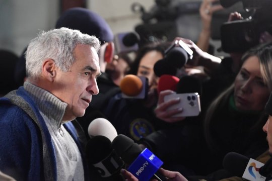 Scene violente în fața sediului BEC. Candidatura lui Călin Georgescu a fost respinsă, jandarmii au intervenit printre simpatizanții violenți