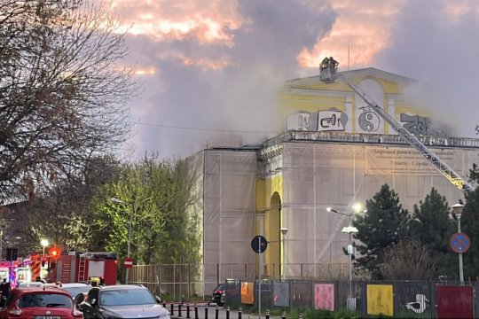 BREAKING NEWS! Arde Teatrul ''Masca'' din București! Pompierii au intervenit de urgență