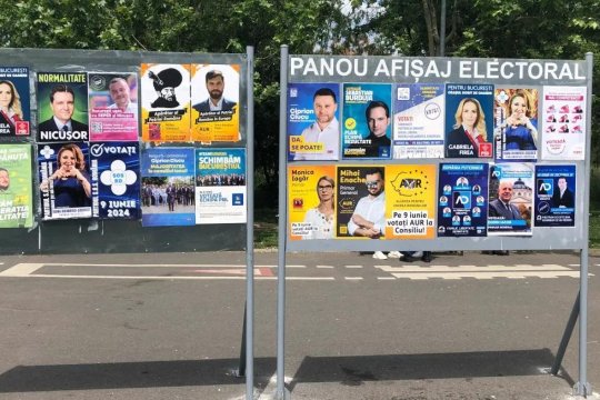 Românii vizați de amenzi. 2.500 de lei pot scoate din buzunare dacă sunt prinși că rup afișele electorale