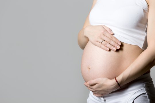 Statul vine cu ajutor financiar de 15.000 de lei pentru familiile care doresc să aibă copii. Care sunt condițiile