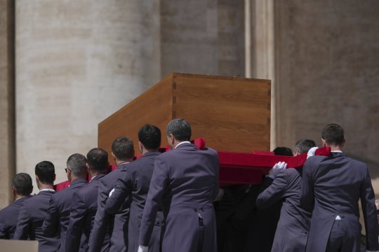 Cât costă înmormântarea Papei Francisc și cine suportă cheltuielile. Sumar ar fi cu mult mai mică decât în cazul funeraliilor Papei Ioan Paul al II-lea