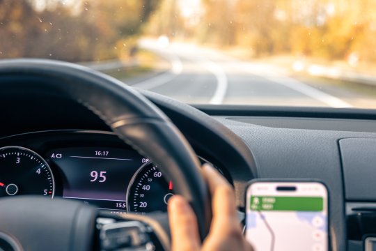 Pedeapsă nouă pentru cei care apasă prea mult accelerația. Cum funcționează dispozitivul de limitare a vitezei