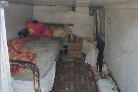 Caz șocant în Prahova. Șapte persoane au fost forțate să muncească 17 ore pe zi, timp de opt ani. DIICOT-ul a intrat pe fir
