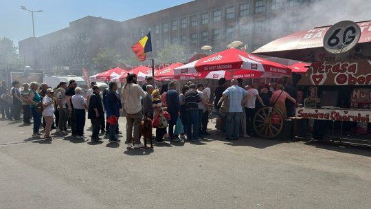 Cât costă 3 mici și un pahar de bere rece la terasa Obor, de 1 Mai 2025? Bucureștenii au stat cu orele la coadă