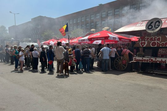Cât costă 3 mici și un pahar de bere rece la terasa Obor, de 1 Mai 2025? Bucureștenii au stat cu orele la coadă