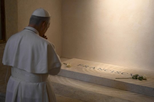Cum a fost surprins Papa Leon la mormântul Papei Francisc. Gestul pe care l-a făcut înainte de primul său discurs