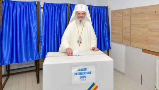 Patriarhul Daniel a votat în turul al doilea al prezidenţialelor 2025. Turul decisiv intră în linie dreaptă cu o prezență record