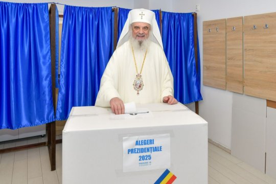 Patriarhul Daniel a votat în turul al doilea al prezidenţialelor 2025. Turul decisiv intră în linie dreaptă cu o prezență record