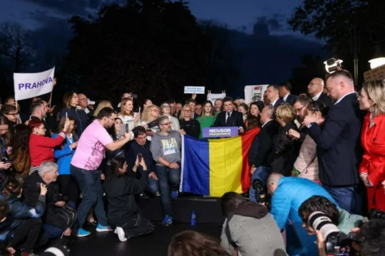 ''Ole, ole, Simion nu mai e''. Rezultatul obținut de Nicușor Dan i-a scos pe bucureșteni din case în această seară