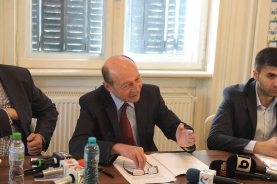 Traian Băsescu nu îl neglijează pe Călin Georgescu: ”Cred că rămâne în ecuație. Electoratul care l-a votat pe Simion este detașat de la Călin Georgescu”