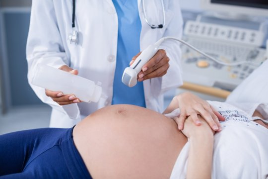 Ginecolog, prins cu 1.000 de lei mită în sala de gardă. Ce pedeapsă a primit din partea judecătorilor