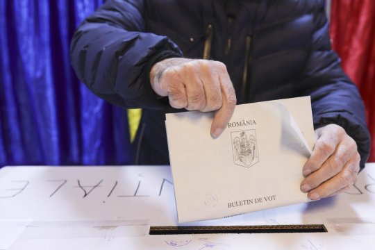 Selfie‑ul din cabina de vot a ajuns probă la dosar. BEC cere poliţiei să identifice românii care şi‑au postat buletinul online