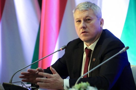 Cătălin Predoiu coboară printre sinistraţii din Covasna. Guvernul promite ajutor rapid pentru fiecare gospodărie inundată