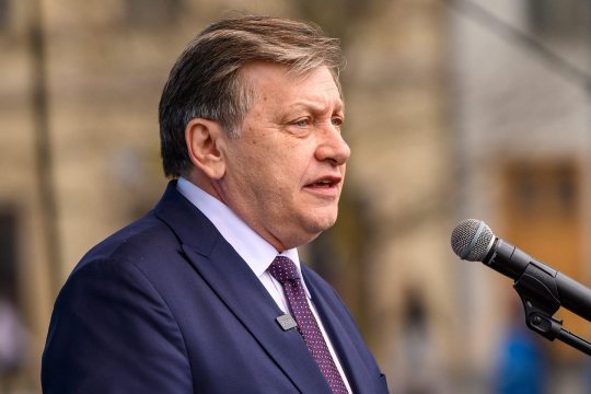 Pe cine va susține Crin Antonescu în turul doi al alegerilor: ”Îi îndemn să socotească cu cine sunt compatibile valorile și principiile pe care le au”