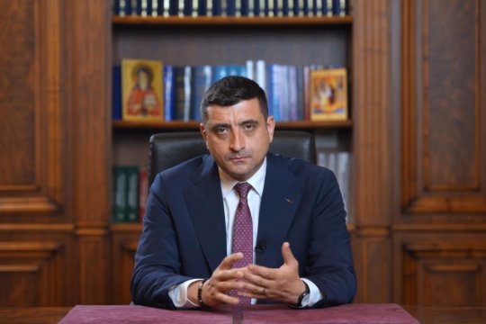 George Simion i-a copiat biroul lui Călin Georgescu. Liderul AUR și-a pus icoane și cărți, ce spun sociologii: ”O campanie în oglindă”