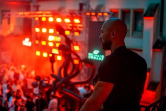 Andrew Tate filmat la o petrecere în curtea Muzeului Brukenthal, Sibiu. Invitații s-au distrat printre artefacte în curtea unui muzeu