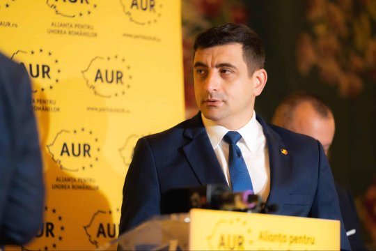 George Simion îl amenință pe Emmanuel Macron că îl va da jos de la putere. Delirul fostului prezidențiabil în presa franceză