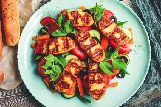 Brânza sănătoasă care de fapt îngrașă. Are mai multe calorii decât ceafa de porc