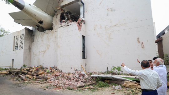 Ultima poză din avionul prăbușit în India a devenit virală. O familie zâmbea cu câteva clipe înainte de tragedie