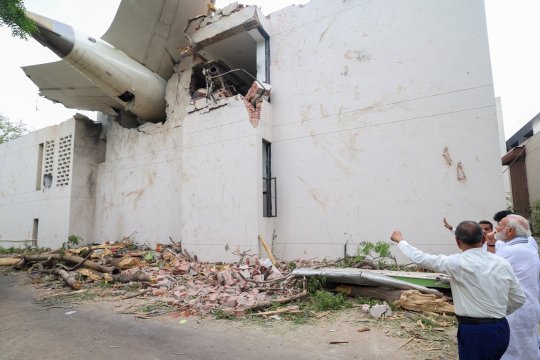 Ultima poză din avionul prăbușit în India a devenit virală. O familie zâmbea cu câteva clipe înainte de tragedie