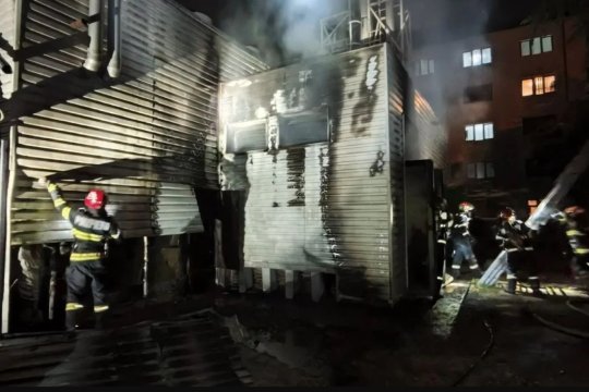 Deflagrație puternică în complexul Tudor Vladimirescu din Iași. Gazul acumulat la butelie a provocat un incendiu violent