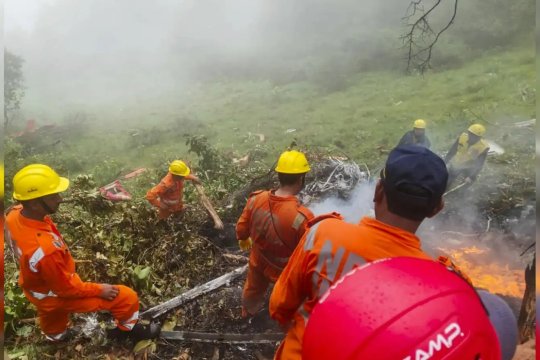 India intră din nou în doliu! Un elicopter cu 8 persoane la bord, printre care și un bebeluș, s-a prăbușit în această dimineață