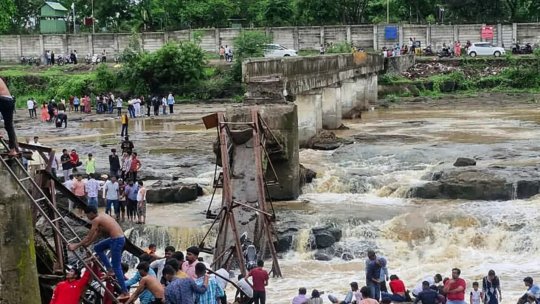 Ziua și tragedia în India! S-a declarat COD ROȘU, după ce un pod plin de turiști s-a prăbușit în apă