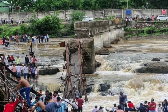 Ziua și tragedia în India! S-a declarat COD ROȘU, după ce un pod plin de turiști s-a prăbușit în apă